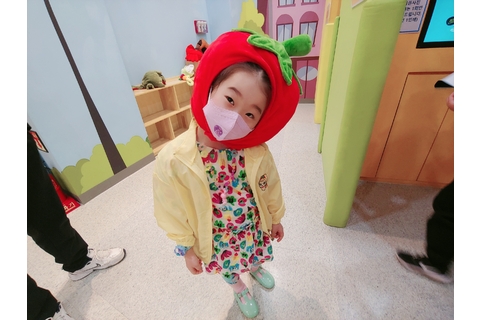 새콤달콤 귀여운 딸기가 되어 보아요. 타이틀 이미지