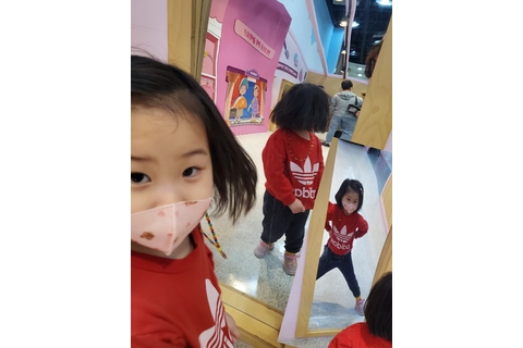 거울속에 내가 커졌다 줄었다 신기해요 타이틀 이미지